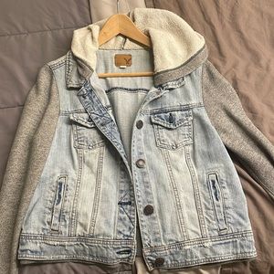 AMERICAN EAGLE denim jacket with sweatshirt material sleeves and hood